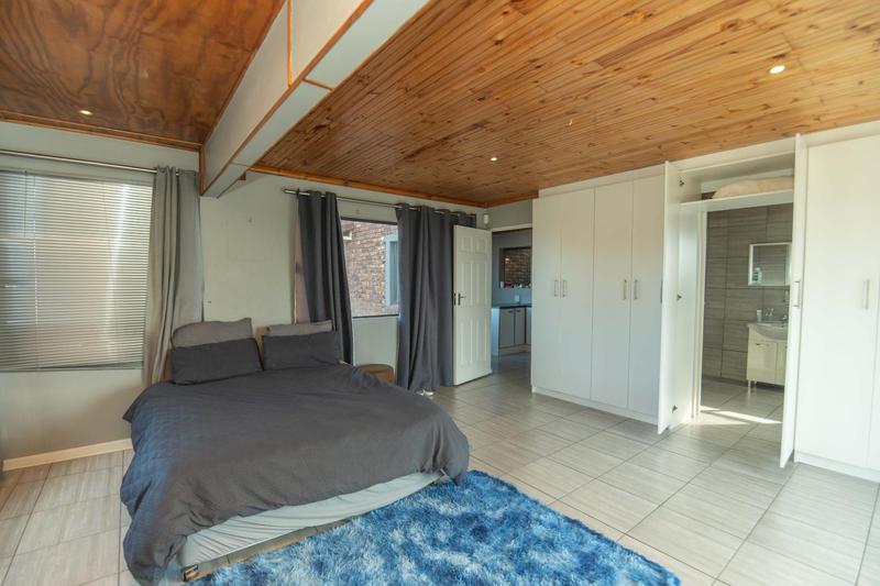 5 Bedroom Property for Sale in Bluewater Bay Eastern Cape